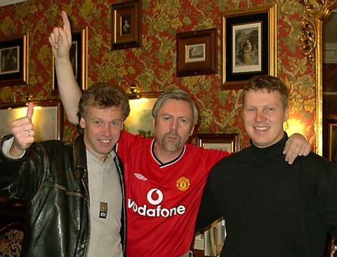  MUSCS leder Lars Morten Olsen, Webmaster Barry Leeming & MUSC-bestyrelsen Finn Machenhauer i Manchester �r 2000.